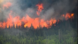فرار هزاران نفر در اثر آتش‌سوزی جنگلی در کانادا